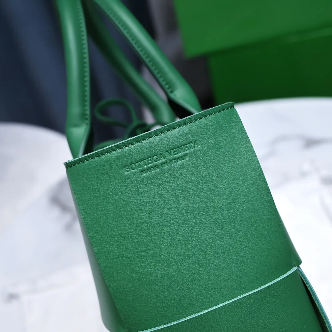 Batch 1760 small arco, BottegaVeneta# official website latest sheepskin with inner sheepskin SLIP tote handbag, and the logo has been changed to the side panel😍The oversized woven design really makes it a huge gap from ordinary tote bags🔗🔗Different color combinations inside and outside ⛓Daniel Lee leads the brand's DNA to continue to evolve with fresh inspiration🧬🧬showing a balanced style of luxury and reality👉: 30*20*14 Model: 9893#